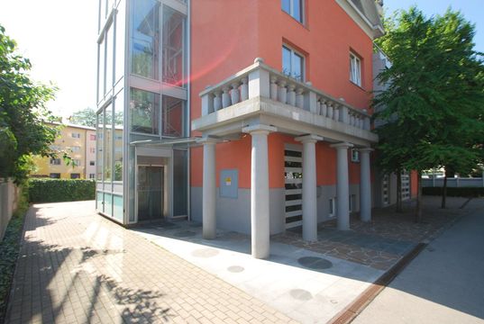 Inmobiliaria comercial en Šiška